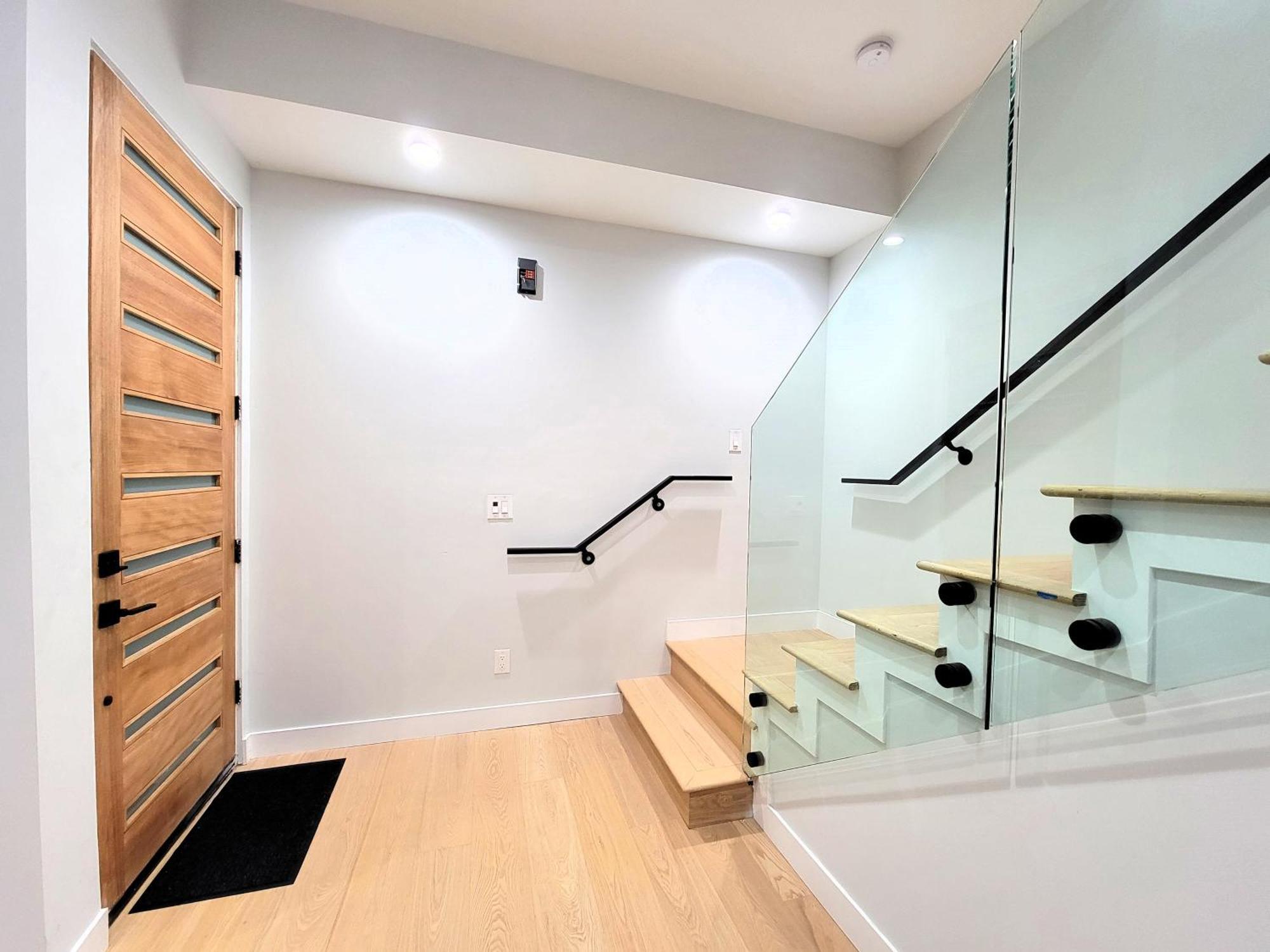 Apartment Newly Constructed 2 Bedroom By La Cienega Plaza With Parking, Modern Kitchen, Washer Dryer And Very To Attractions
