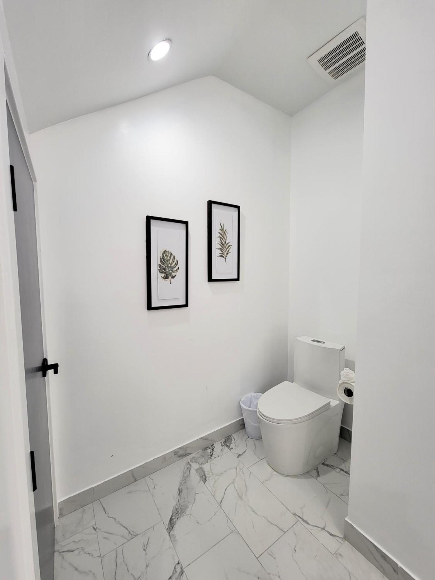 Newly Constructed 2 Bedroom By La Cienega Plaza With Parking, Modern Kitchen, Washer Dryer And Very To Attractions Los Angeles