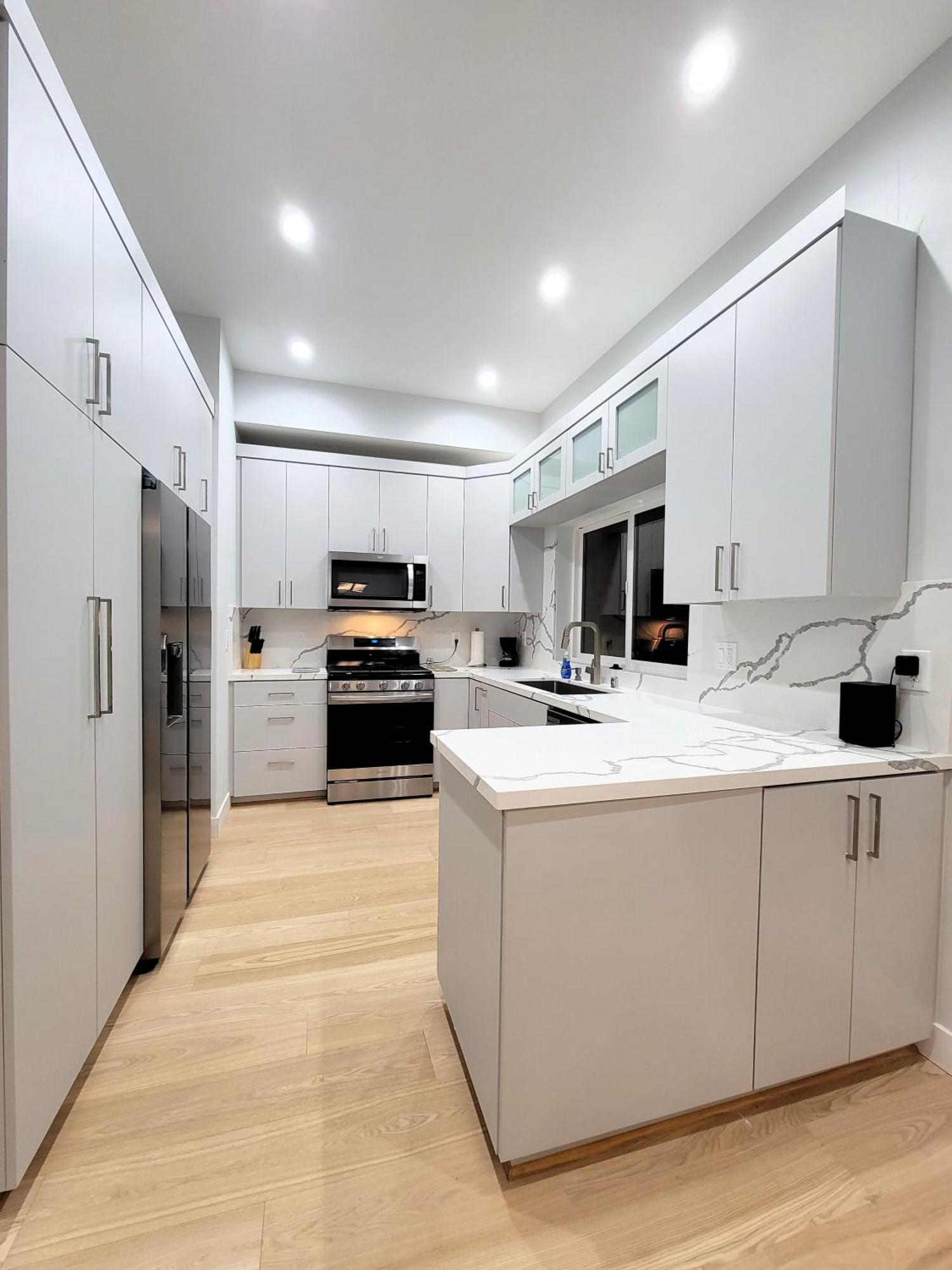 Newly Constructed 2 Bedroom By La Cienega Plaza With Parking, Modern Kitchen, Washer Dryer And Very To Attractions * Los Angeles