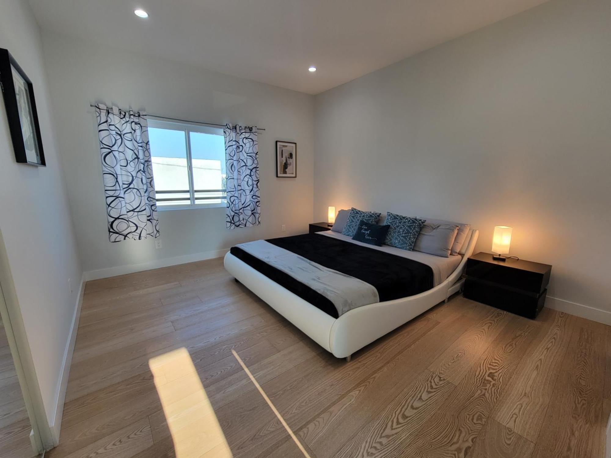 Apartment Newly Constructed 2 Bedroom By La Cienega Plaza With Parking, Modern Kitchen, Washer Dryer And Very To Attractions