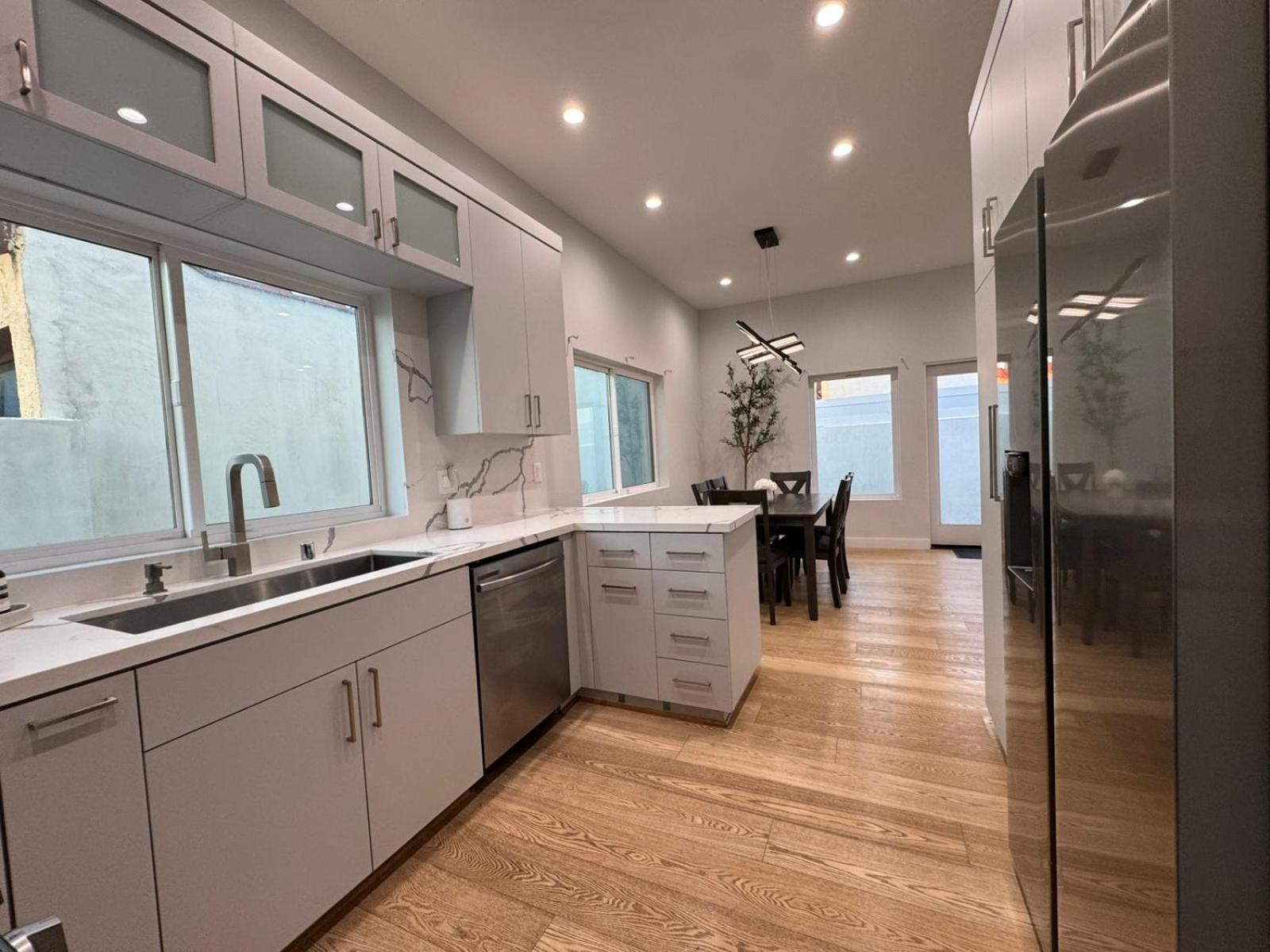 Newly Constructed 2 Bedroom By La Cienega Plaza With Parking, Modern Kitchen, Washer Dryer And Very To Attractions Apartment *