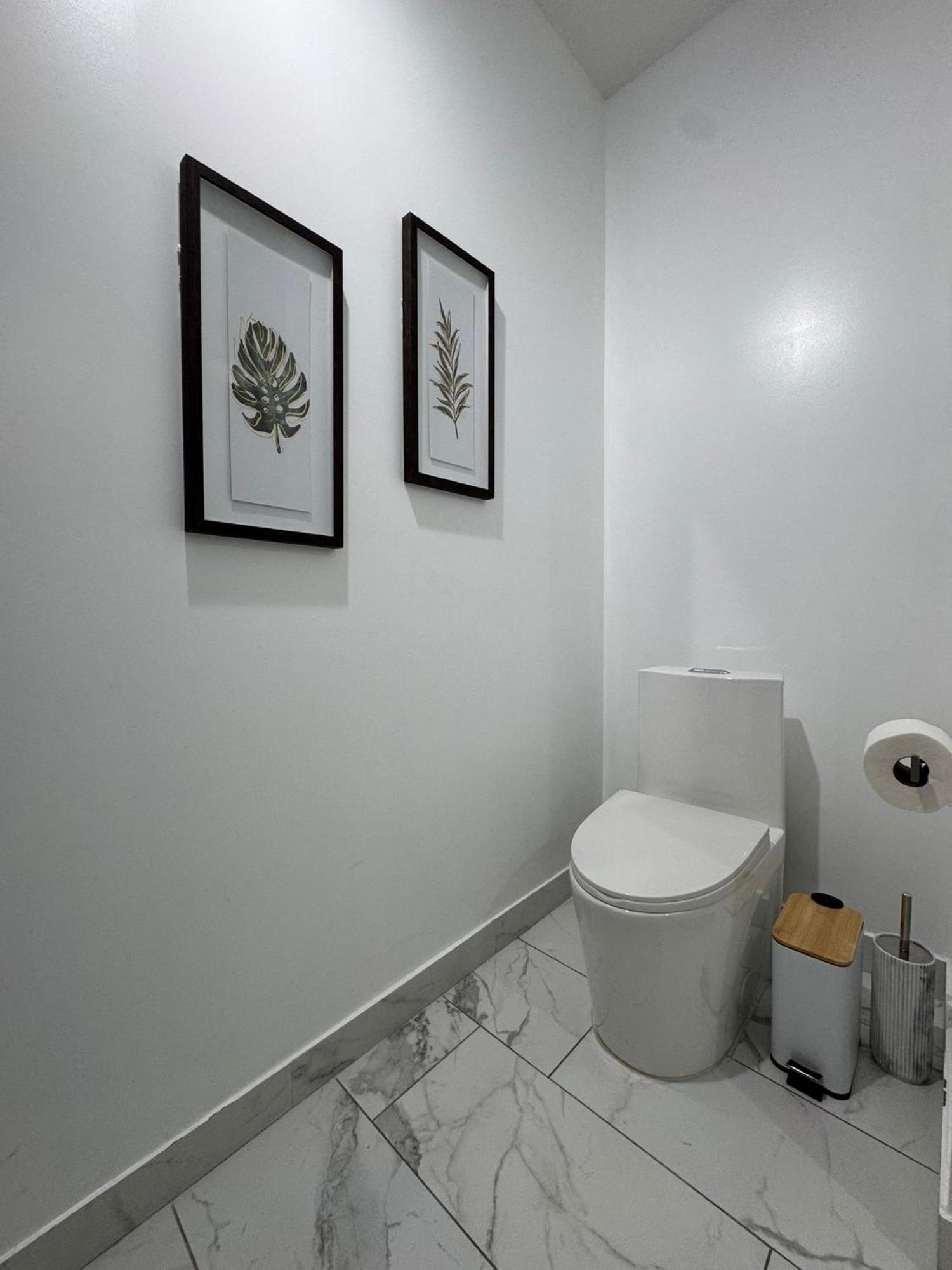 Apartment Newly Constructed 2 Bedroom By La Cienega Plaza With Parking, Modern Kitchen, Washer Dryer And Very To Attractions Los Angeles