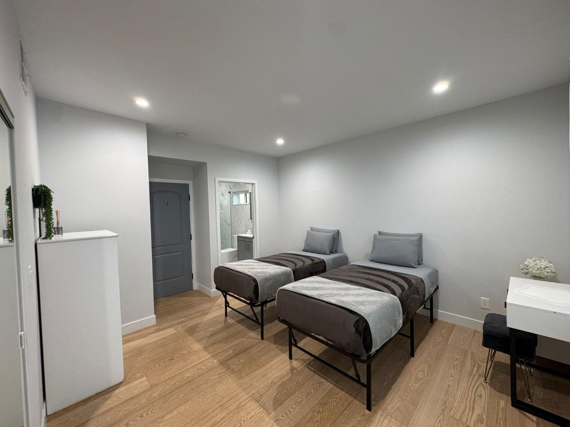 Newly Constructed 2 Bedroom By La Cienega Plaza With Parking, Modern Kitchen, Washer Dryer And Very To Attractions Los Angeles