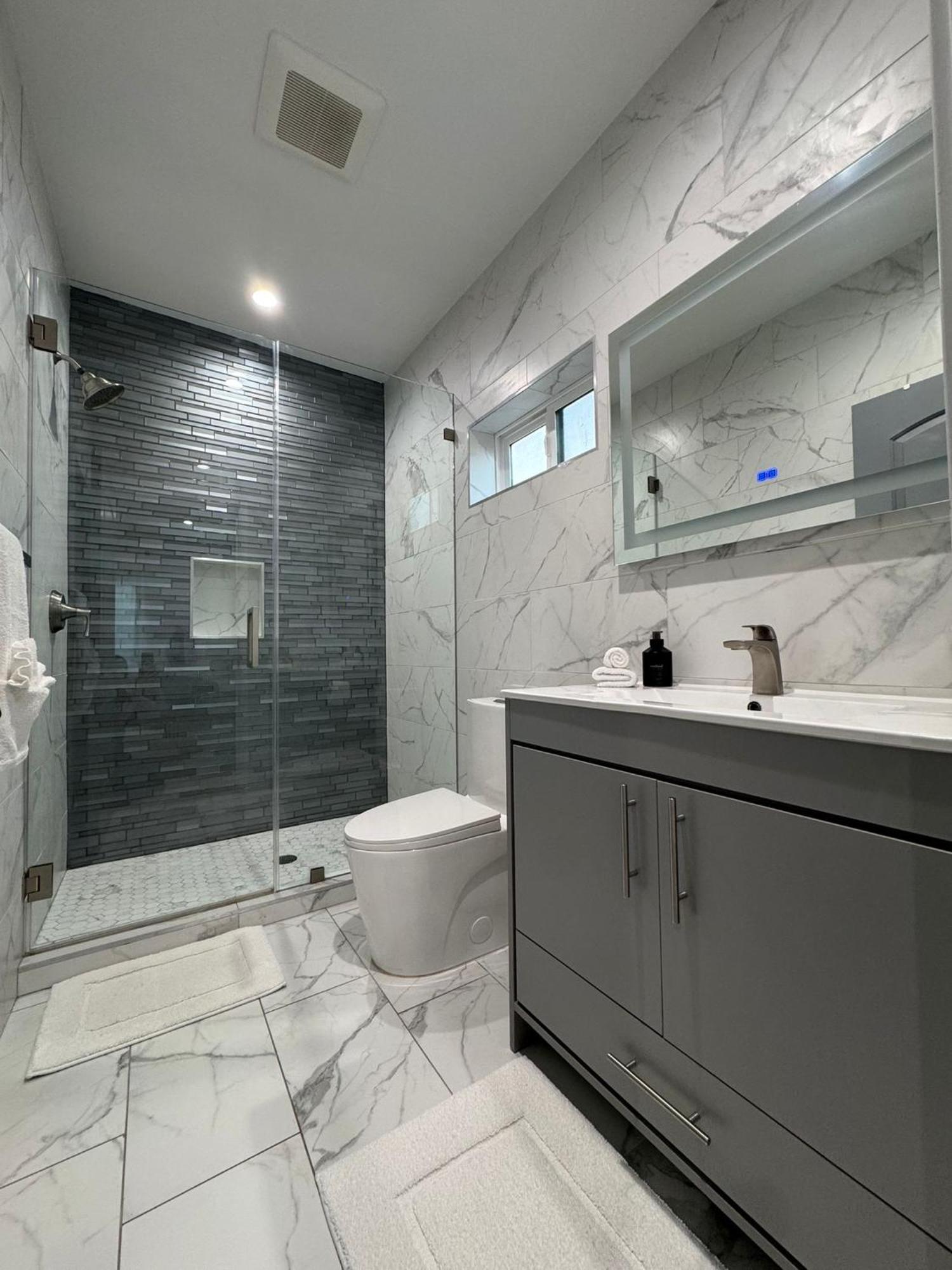 Apartment Newly Constructed 2 Bedroom By La Cienega Plaza With Parking, Modern Kitchen, Washer Dryer And Very To Attractions Los Angeles