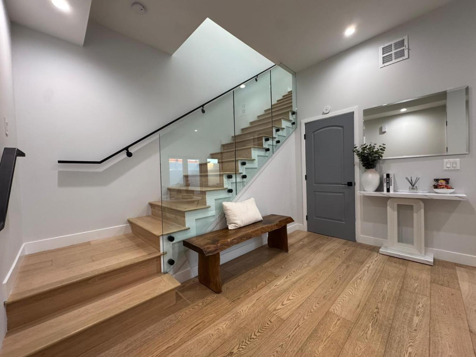 Apartment Newly Constructed 2 Bedroom By La Cienega Plaza With Parking, Modern Kitchen, Washer Dryer And Very To Attractions *