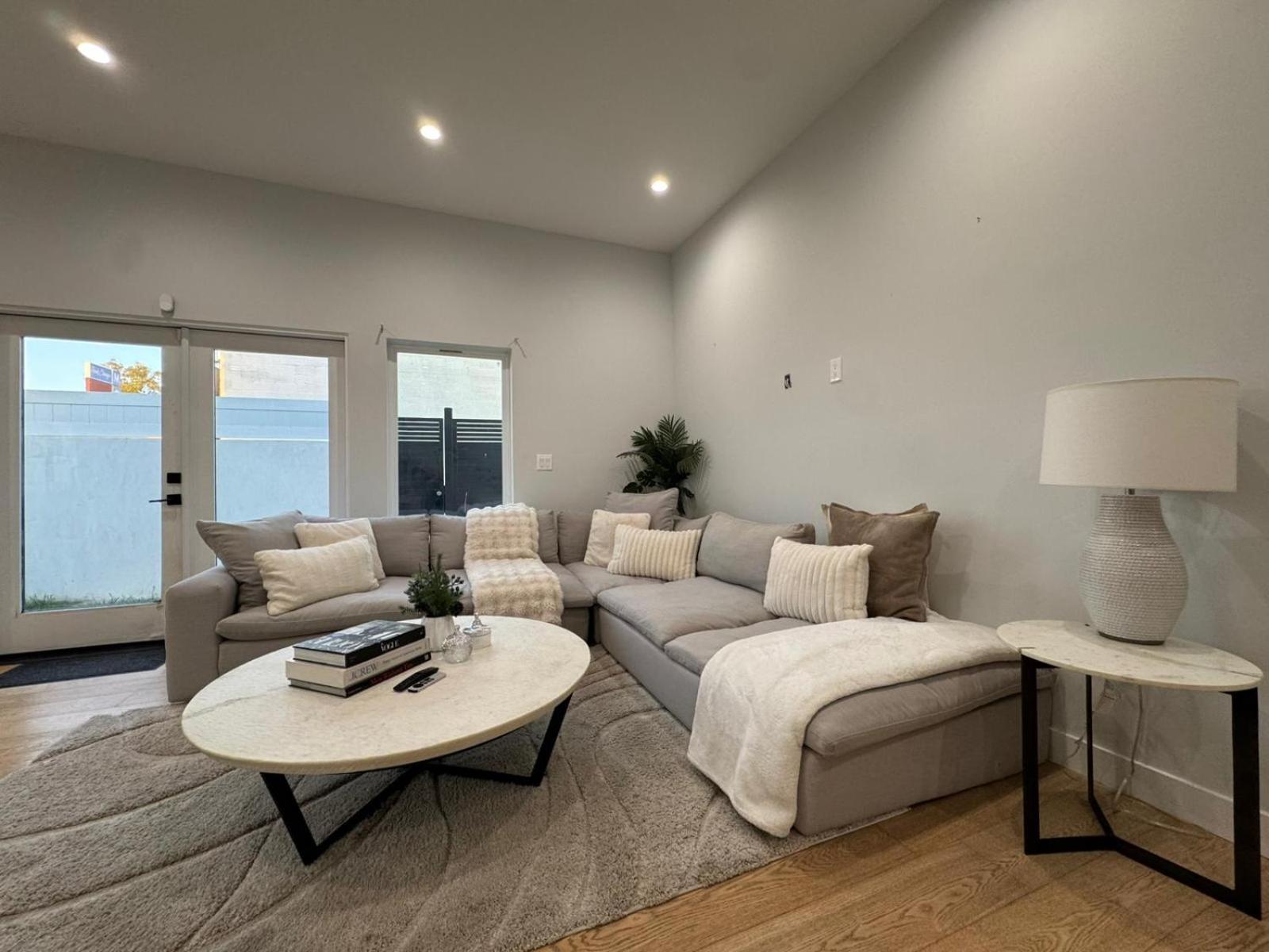 Newly Constructed 2 Bedroom By La Cienega Plaza With Parking, Modern Kitchen, Washer Dryer And Very To Attractions Apartment Los Angeles