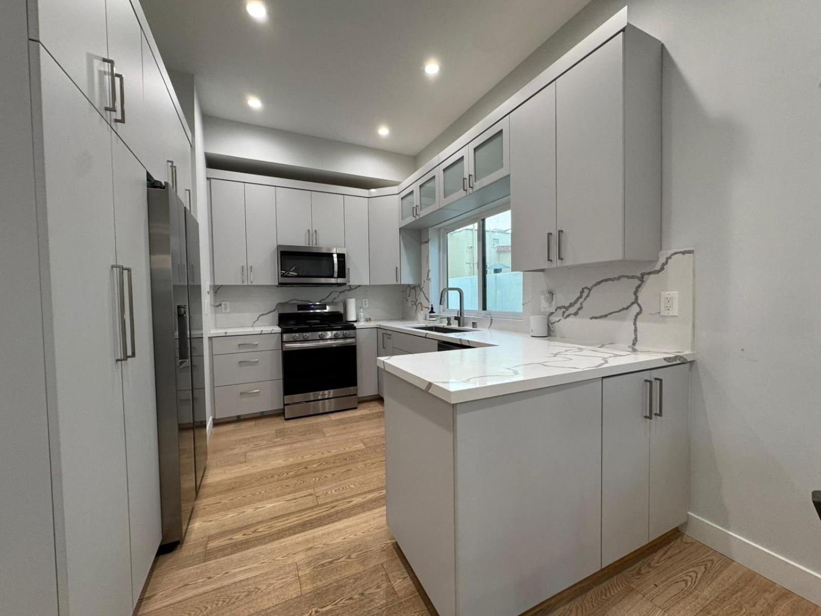 Apartment Newly Constructed 2 Bedroom By La Cienega Plaza With Parking, Modern Kitchen, Washer Dryer And Very To Attractions Los Angeles