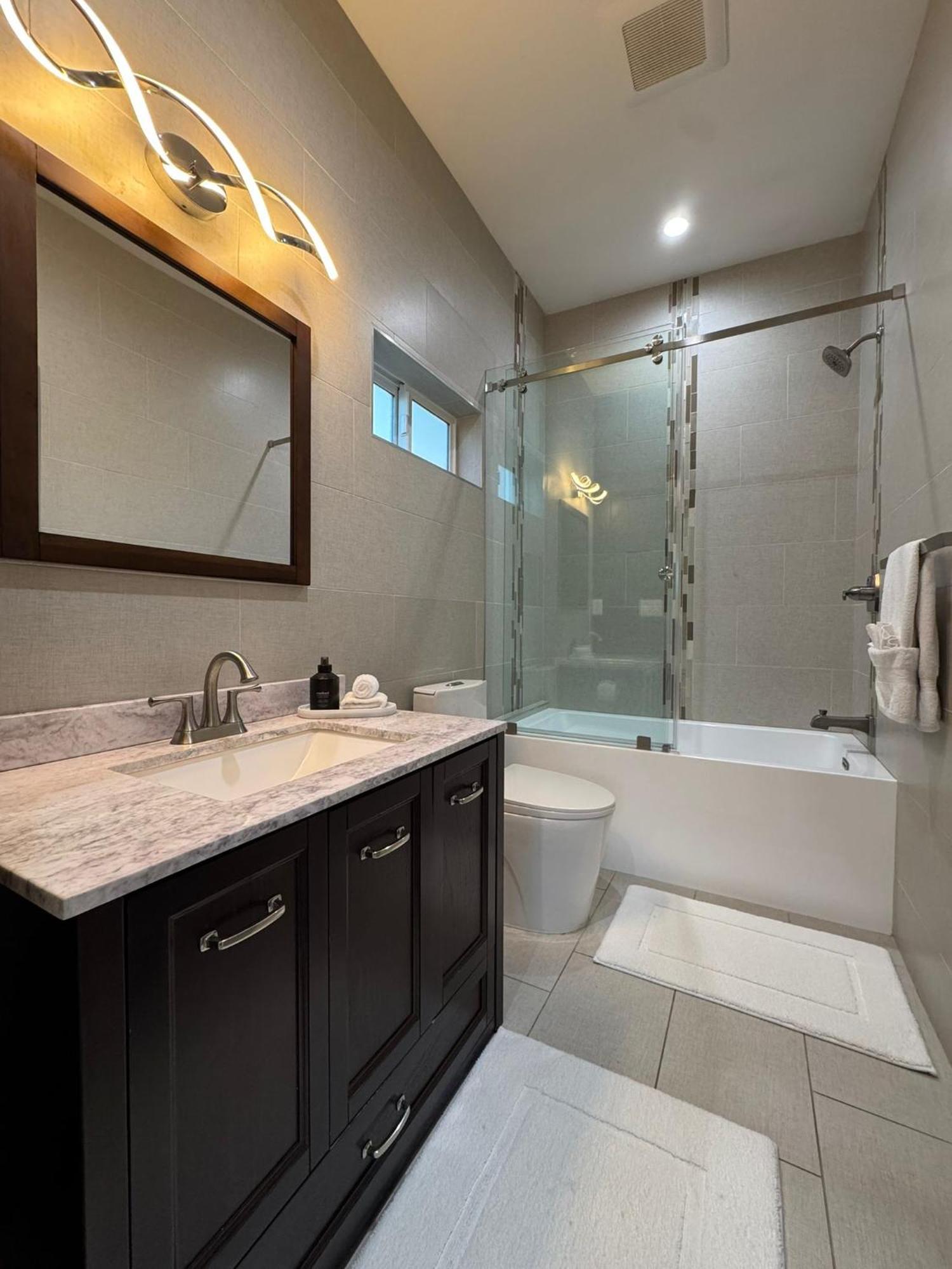 Newly Constructed 2 Bedroom By La Cienega Plaza With Parking, Modern Kitchen, Washer Dryer And Very To Attractions Los Angeles