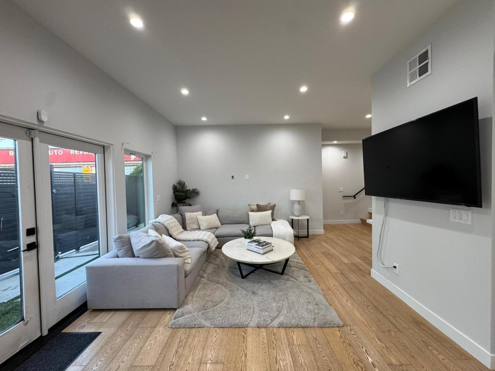 Newly Constructed 2 Bedroom By La Cienega Plaza With Parking, Modern Kitchen, Washer Dryer And Very To Attractions Apartment Los Angeles