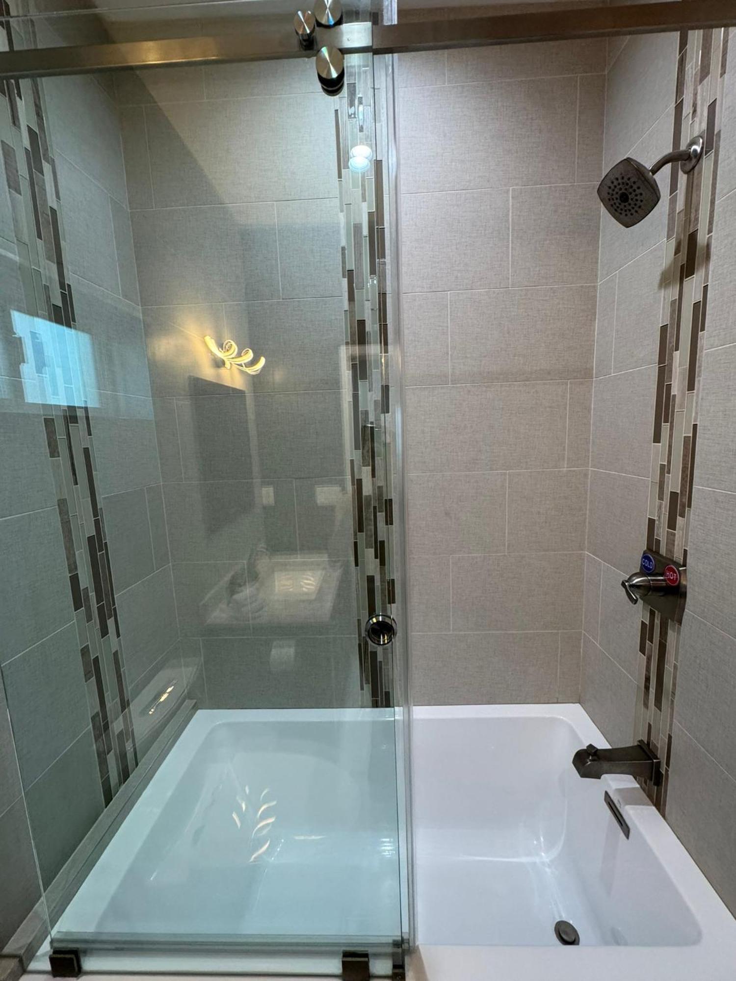 Newly Constructed 2 Bedroom By La Cienega Plaza With Parking, Modern Kitchen, Washer Dryer And Very To Attractions Los Angeles