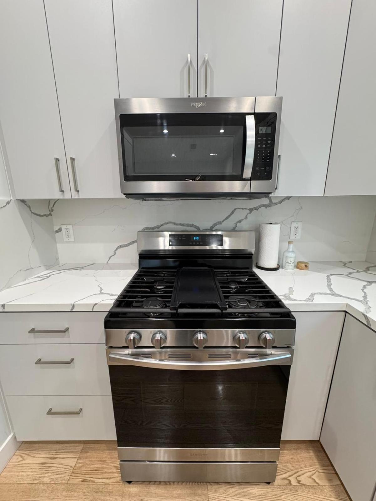 Apartment Newly Constructed 2 Bedroom By La Cienega Plaza With Parking, Modern Kitchen, Washer Dryer And Very To Attractions *