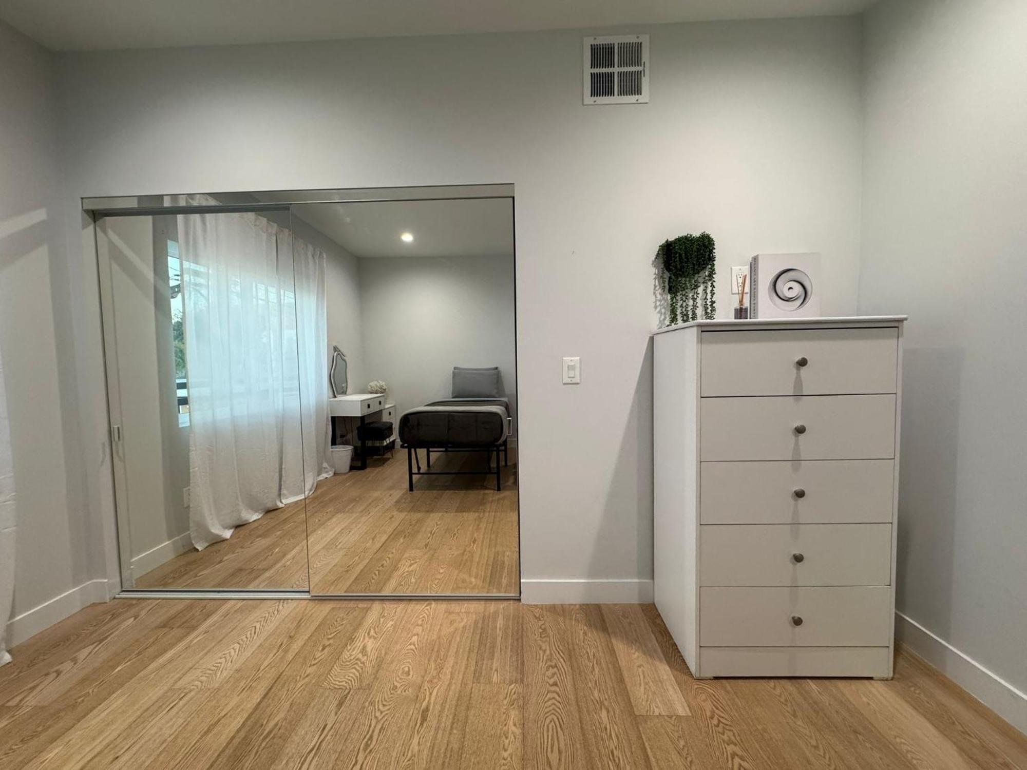 Apartment Newly Constructed 2 Bedroom By La Cienega Plaza With Parking, Modern Kitchen, Washer Dryer And Very To Attractions *