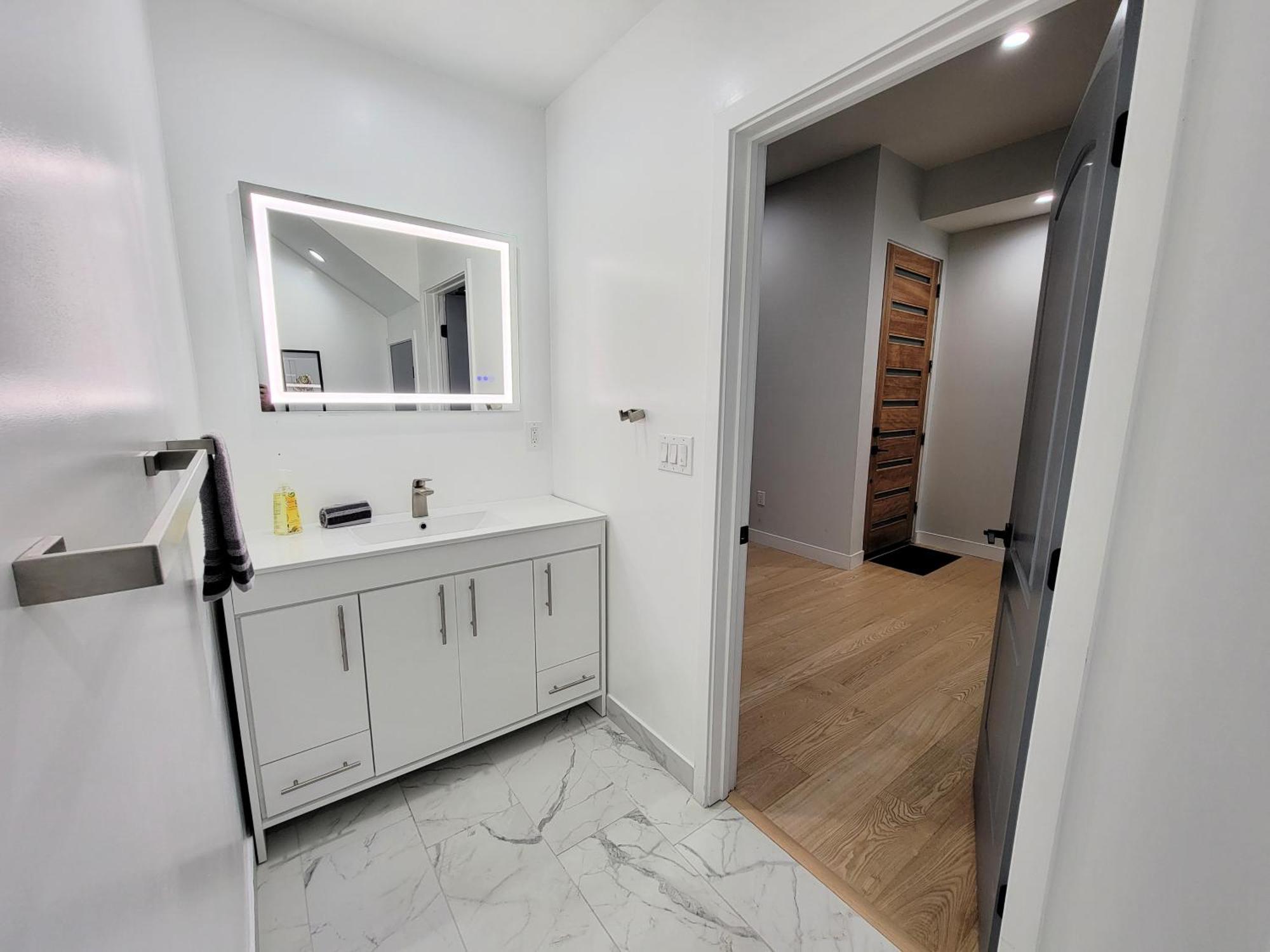 Newly Constructed 2 Bedroom By La Cienega Plaza With Parking, Modern Kitchen, Washer Dryer And Very To Attractions