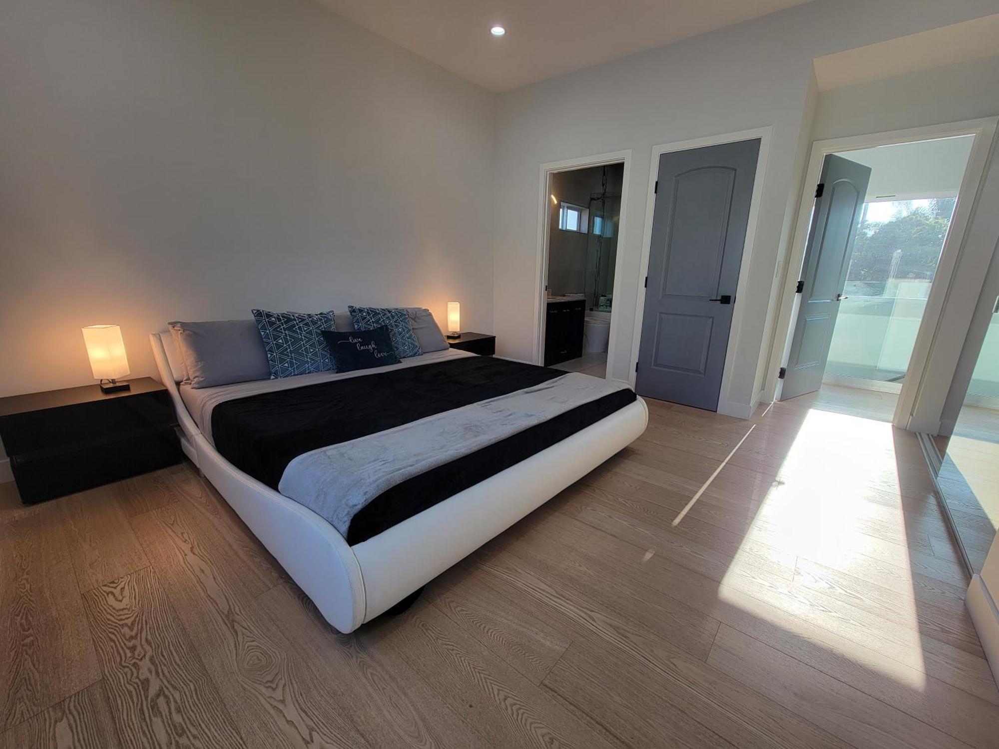 Newly Constructed 2 Bedroom By La Cienega Plaza With Parking, Modern Kitchen, Washer Dryer And Very To Attractions * Los Ángeles