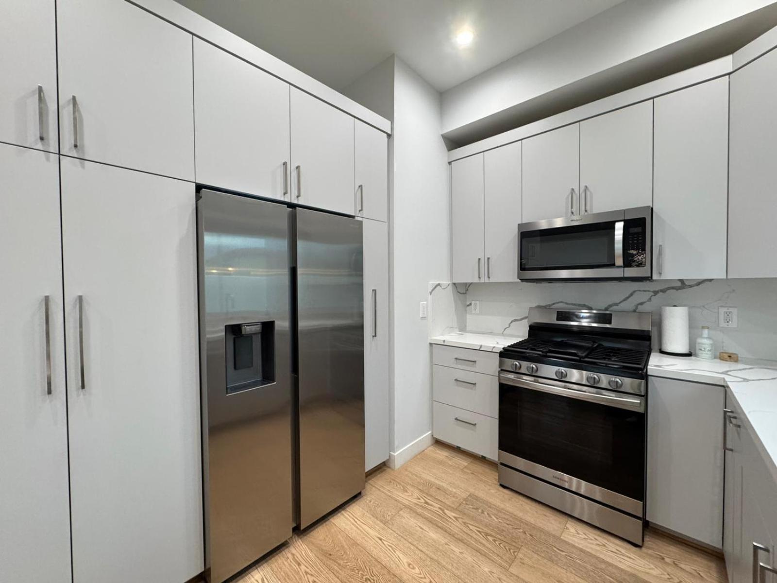 Newly Constructed 2 Bedroom By La Cienega Plaza With Parking, Modern Kitchen, Washer Dryer And Very To Attractions Apartamento